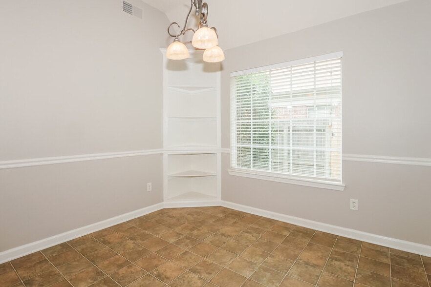 Building Photo - 1596 Far Dr