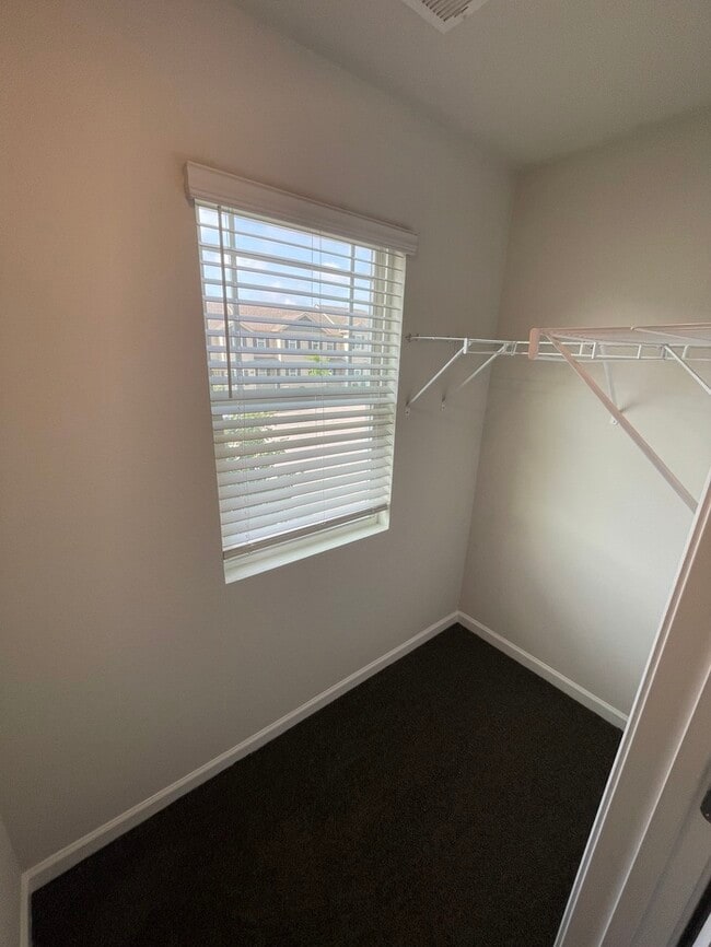 Building Photo - 2BD 2BA Townhome