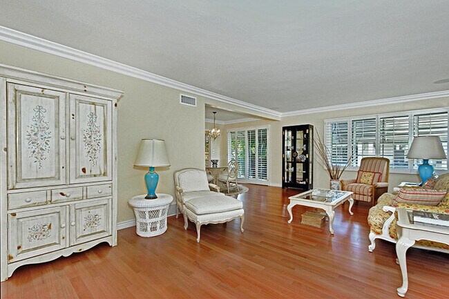 Living Room - 1233 N Columbus Ave