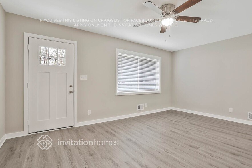 Building Photo - 327 Terrydale Dr SE