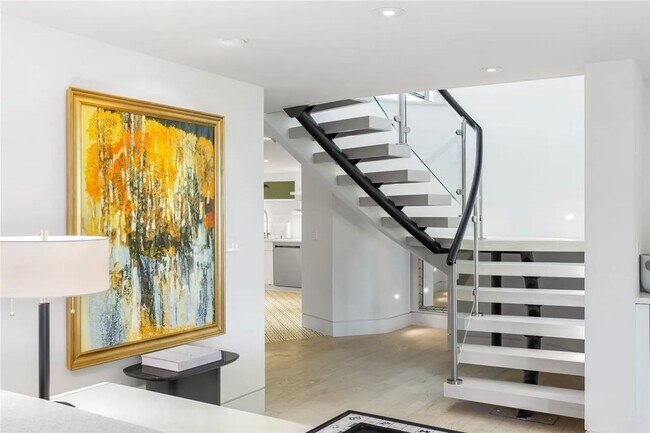Building Photo - Leschi Waterfront Home