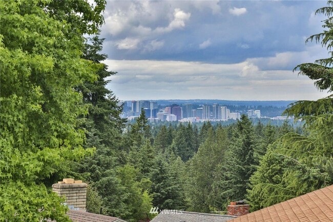 Building Photo - 4 bd 2.5 bathroom single family home in Bellevue