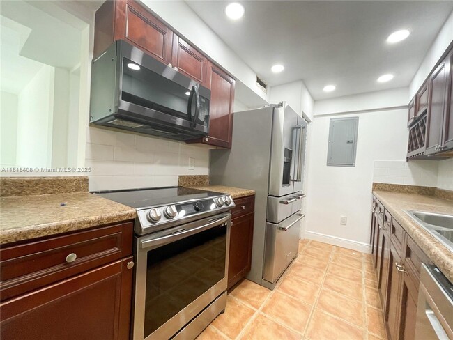 Building Photo - 7915 NW 73rd Ave