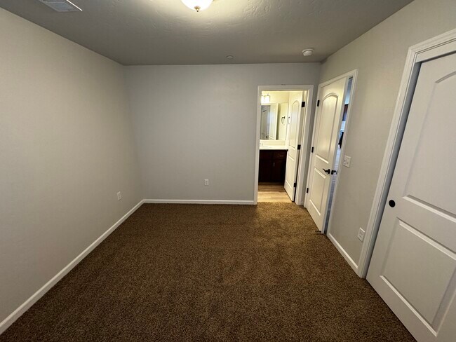 Building Photo - 2426 Oakmont Cir