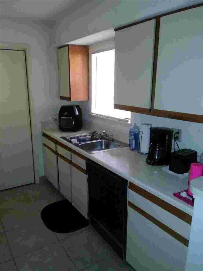 Building Photo - 833 Riverside Dr