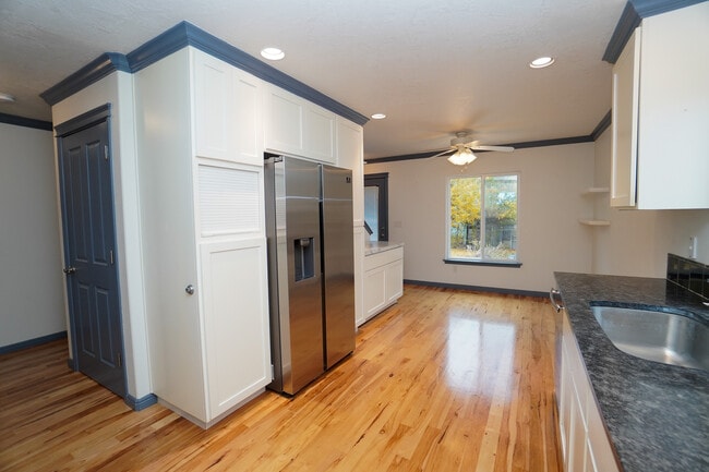 Building Photo - 11301 W Goldenrod Ave