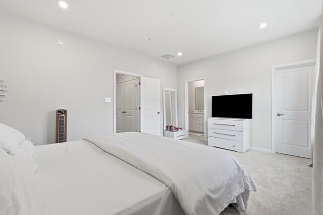 Building Photo - 3503 St Robin Ln