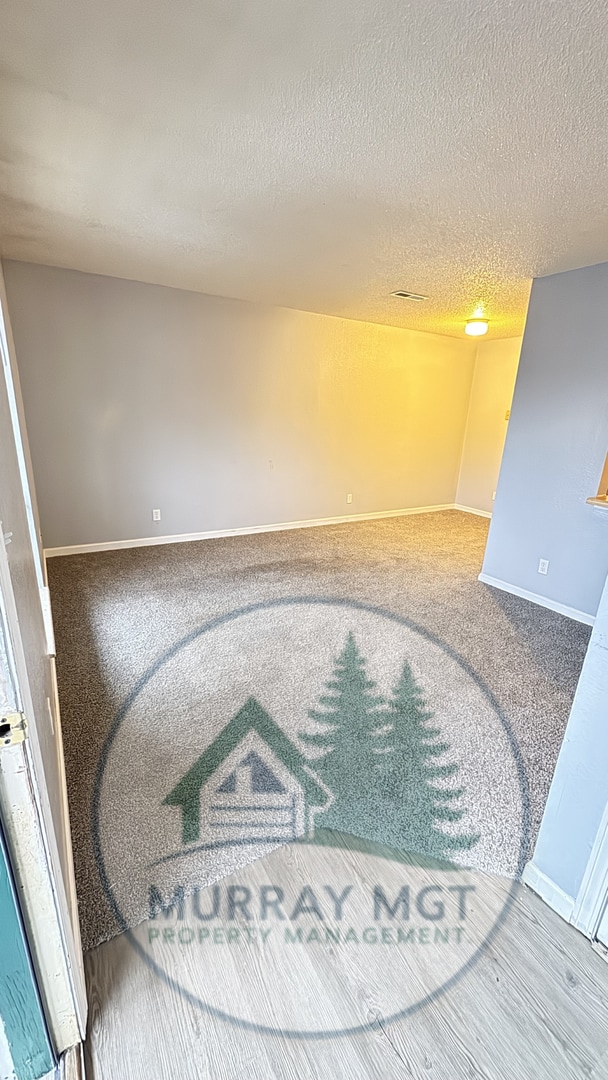 Building Photo - 2 Bedroom, 1 Bathroom Second Floor Apartment!