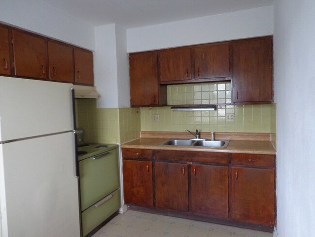 Building Photo - 712 Cedar Dr