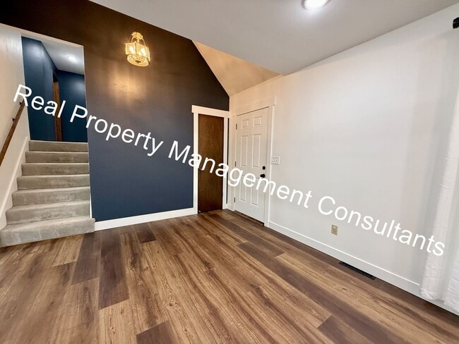 Building Photo - Spacious 4 Bedroom Home in Shawnee Mission!