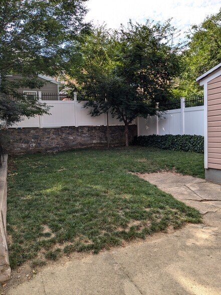 Building Photo - 535 Saint Joseph St