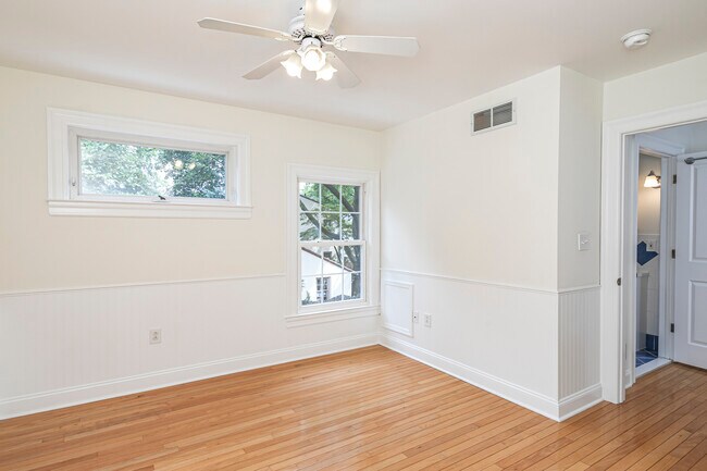 Building Photo - 35 Maple St