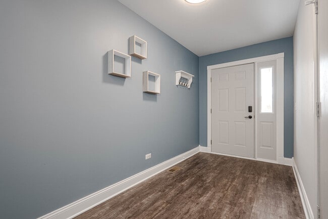 Building Photo - 226 E Conley Dr