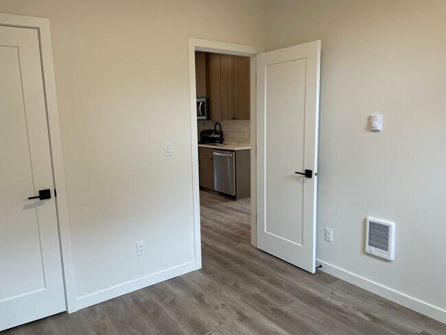 Building Photo - 2-Bedroom, 1-Bath Home in North Portland!