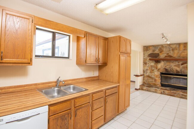 Building Photo - 328 Linden Rd