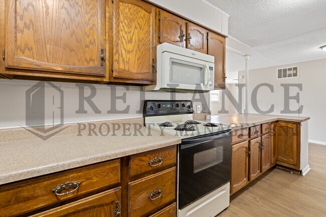 Building Photo - 220 E 44th St S