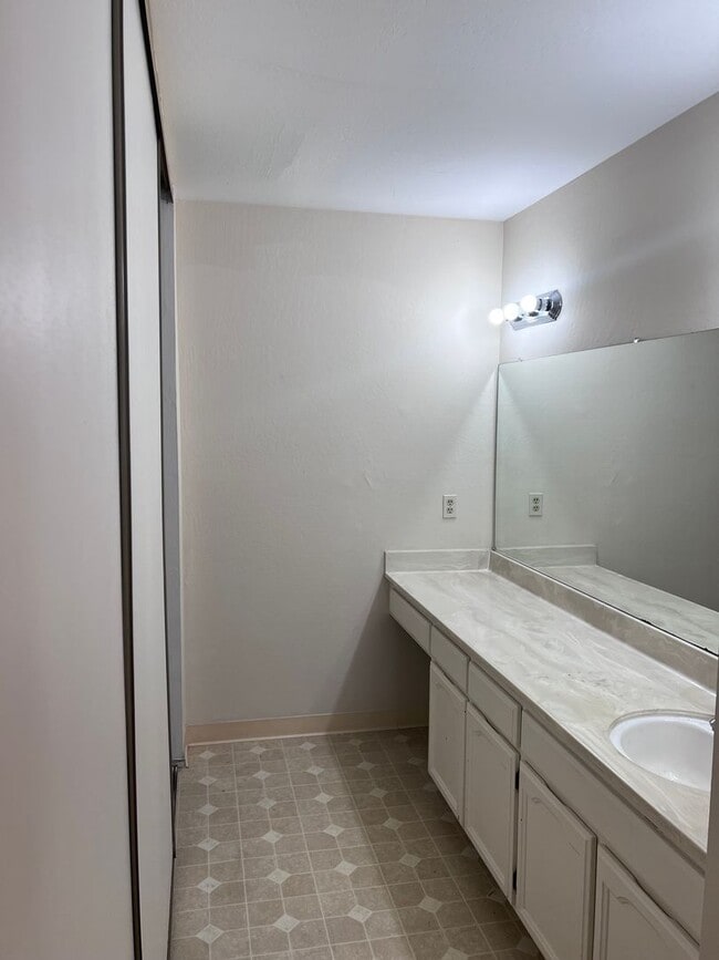 Building Photo - Large 3BR/2BA Townhouse, 2 Car Garage, Was...