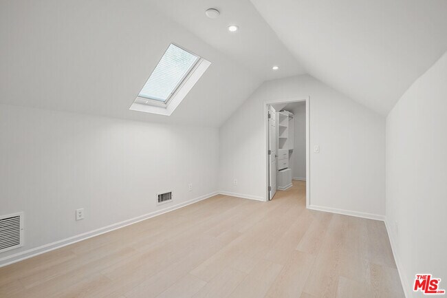 Building Photo - 619 Westmount Dr