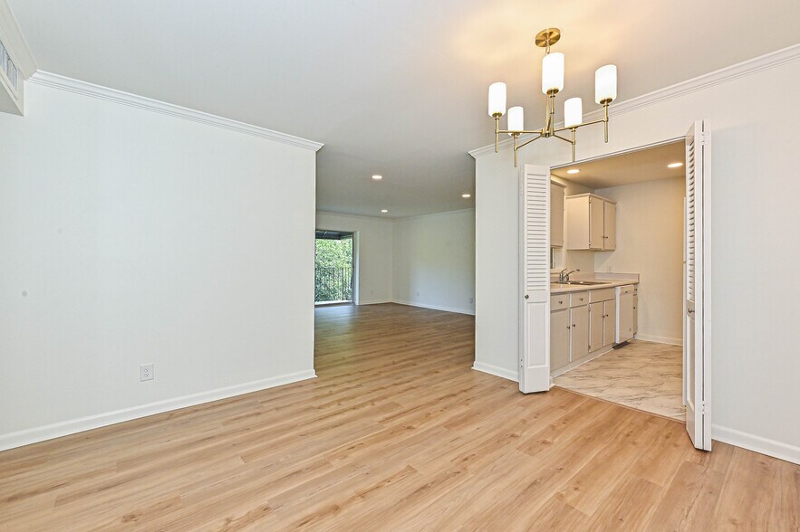 Building Photo - 1323 Queens Rd