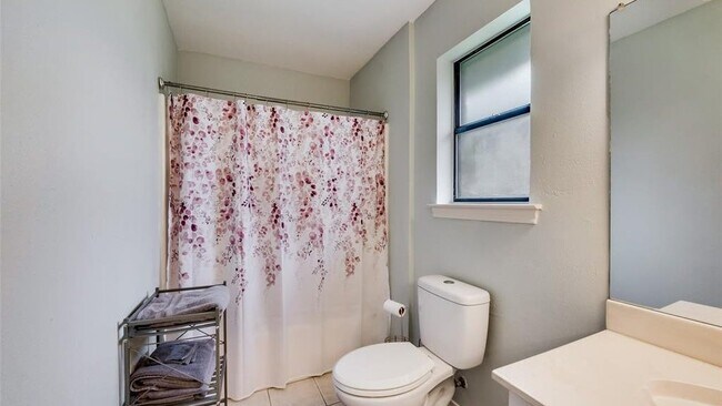 Building Photo - 617 Main St