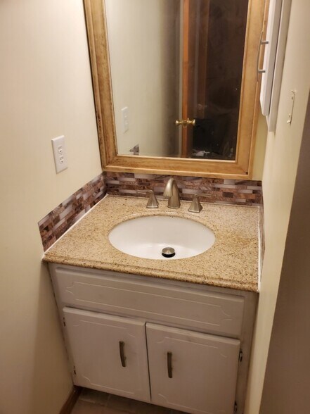 Guest bath - 406 Lacosta Ave
