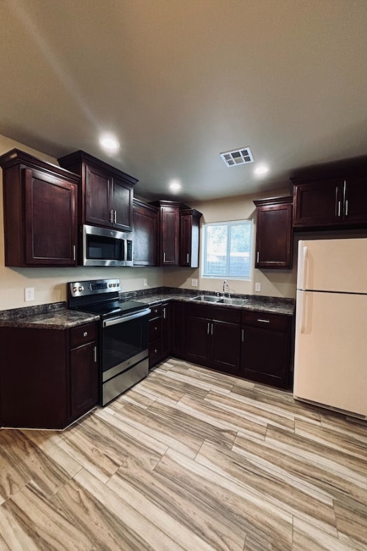 Building Photo - 495 S 16th Ave