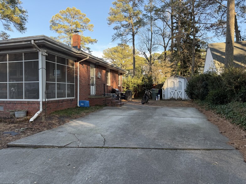 Building Photo - 161 Blades St