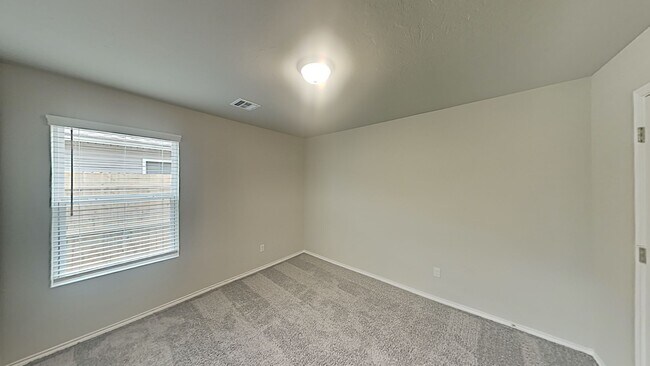 Building Photo - Very Nice 4 Bedroom 2 Bath Home in Yukon S...