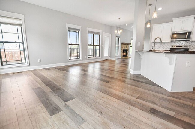 Building Photo - Pet Friendly Three Bedroom with Bonus!