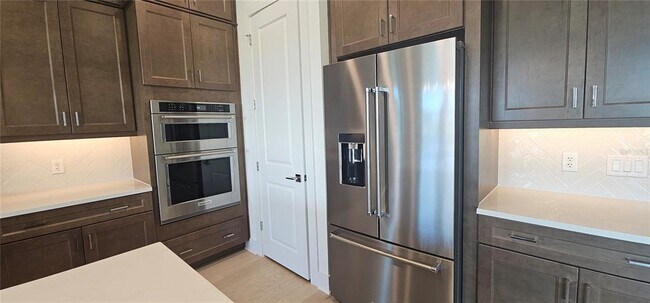 Building Photo - 2625 Waterfront Cir