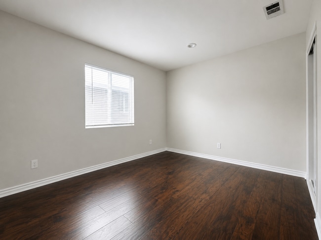 Building Photo - 1549 E 50th St