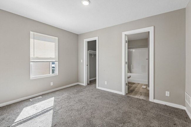 Building Photo - 4-Bedroom Townhome Near Village Pointe!!