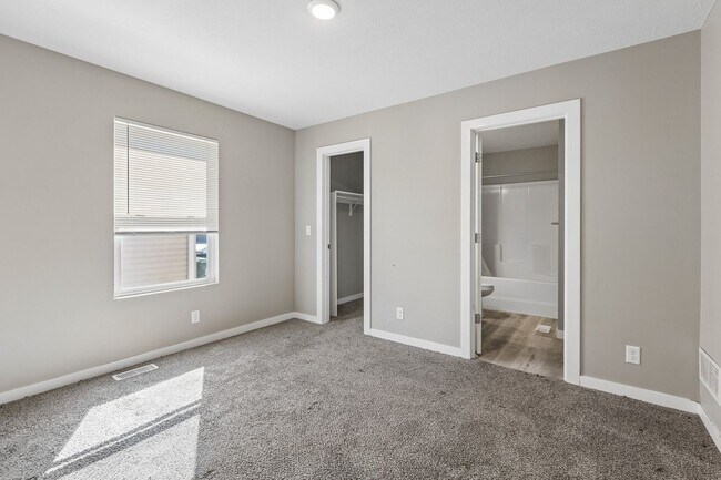 Building Photo - 4 Bedroom Townhome