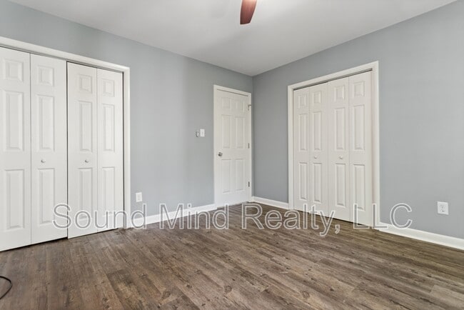 Building Photo - 305 Golf Course Dr