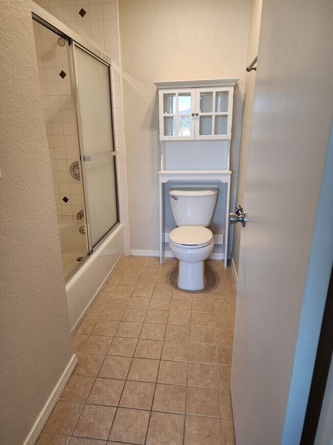 Building Photo - DECKER Town Home