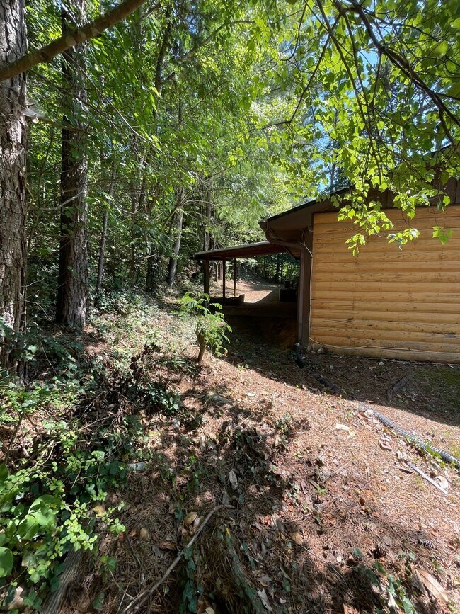 Building Photo - Secluded 2/1.5 Apartment East Rome $1,095