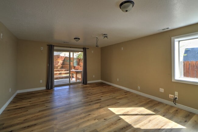 Building Photo - Traverse Mountain Pet Friendly Home.
