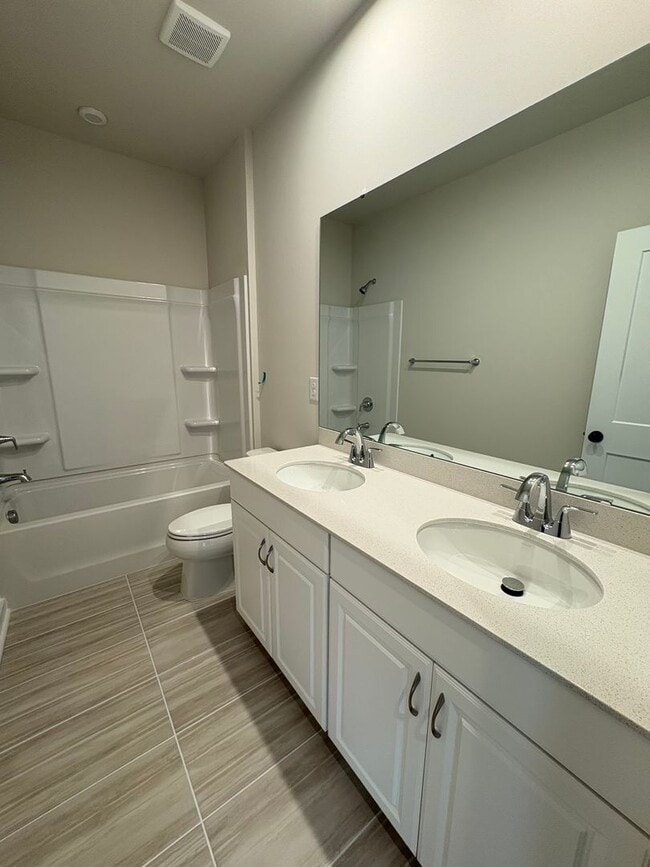 Building Photo - Beautiful End Unit Townhome in Griffith Lakes
