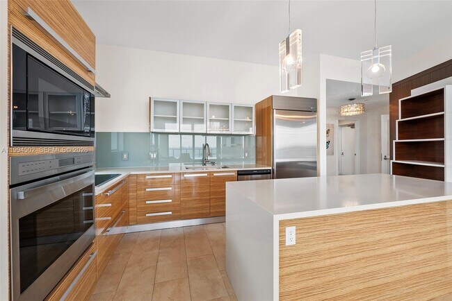 Building Photo - 2020 N Bayshore Dr