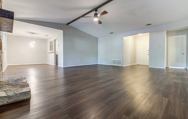 Building Photo - Recently renovated, move-in ready 3/2 home...