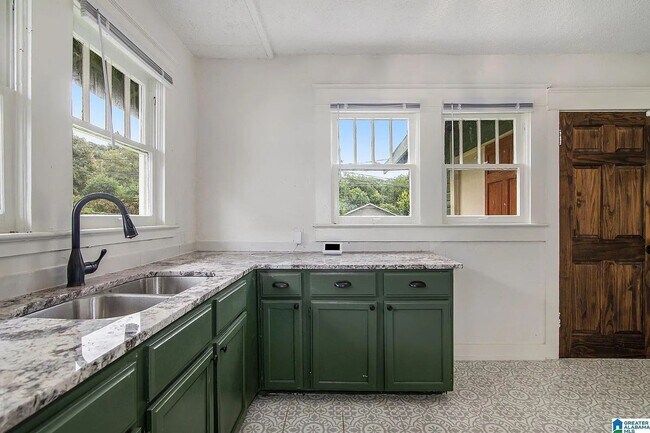 Building Photo - Charming Craftsman Bungalow in South East ...