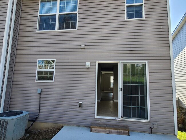 Building Photo - 3 bedroom,  2 1/2 bath town home in Waynesboro PA END UNIT
