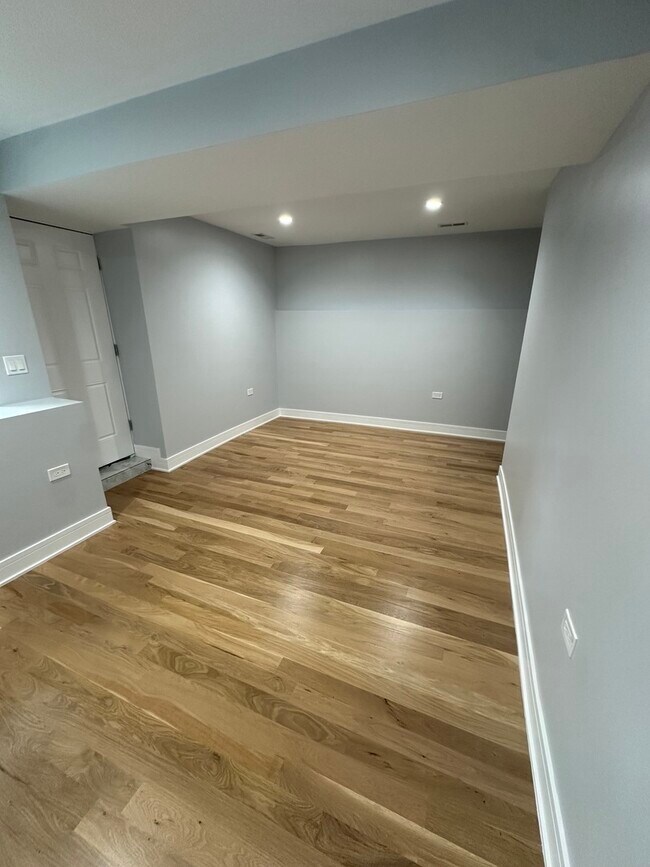 Building Photo - 2046 W Moffat St