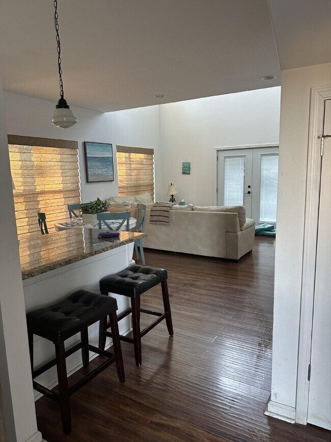 Building Photo - Great townhome 3/2 fully furnished!