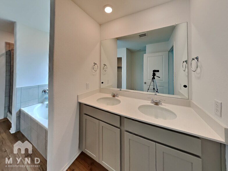 Building Photo - 441 Sebring Cir