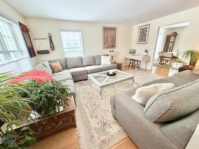 Building Photo - 4 Bedroom Home in South Burlington VT Available 4/1!