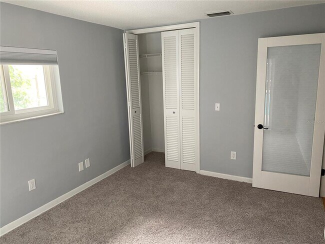 Building Photo - 701 Bluff View Dr