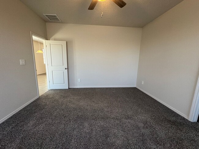 Building Photo - 4 bed 2 bath home in Huning Ranch! Newly B...