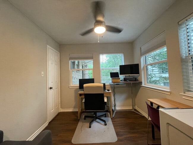 Building Photo - Two Story 1bd/1ba Condo Available Now in T...