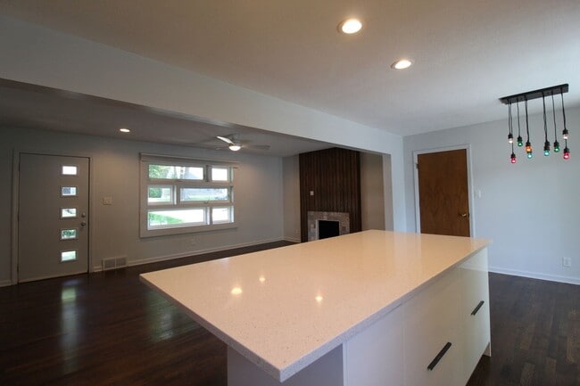 Building Photo - Upgraded 2 Bedroom 1 Bath House In Mission Kansas